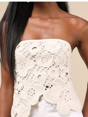 Lulu's Cream Crocheted Floral Lace top
NWT